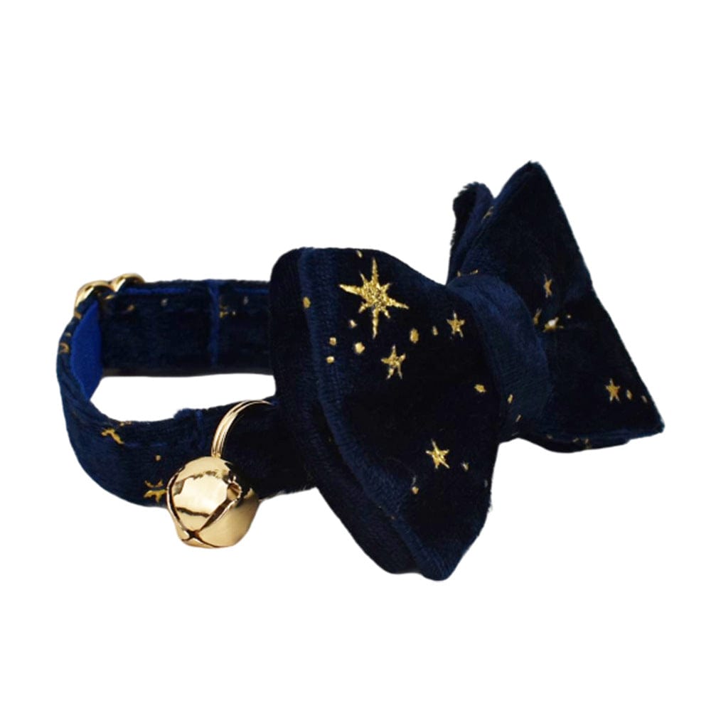 Collier pour chat élégant en velours bleu nuit avec nœud et cloche dorée, agrémenté d'étoiles dorées.