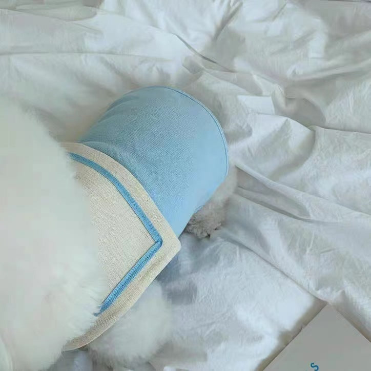 Gilet marin bleu pour petits animaux, élégant et décontracté sur un lit. Parfait pour un look stylé.