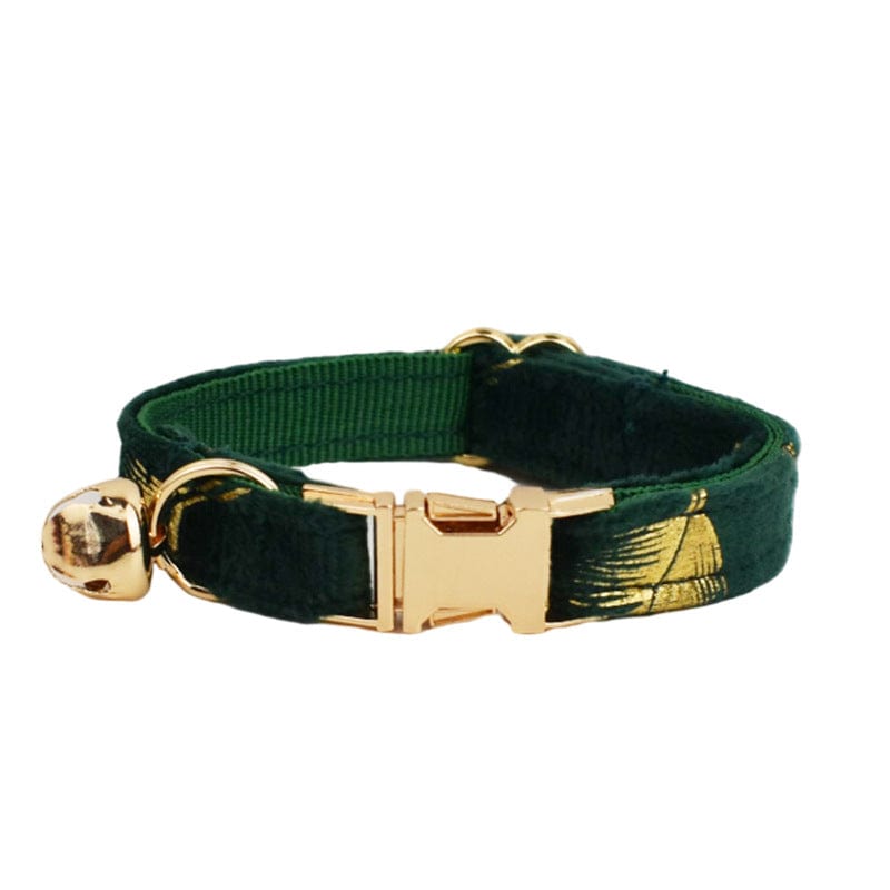 Collier pour chat en coton vert avec nœud et cloche, élégant et confortable pour un style unique.
