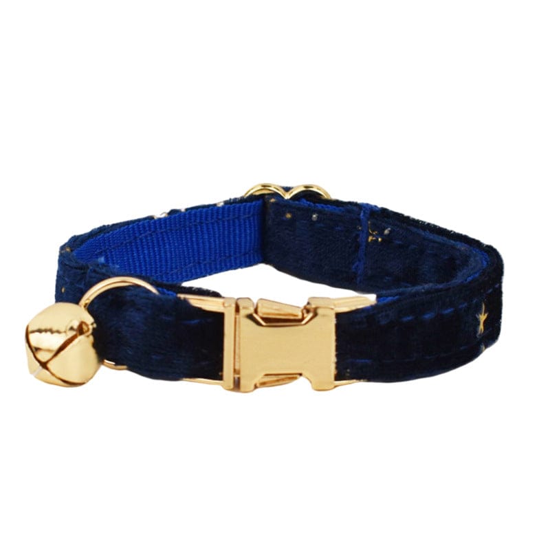 Collier pour chat élégant en velours bleu avec cloche dorée et boucle sécurisée, parfait pour le style et le confort.