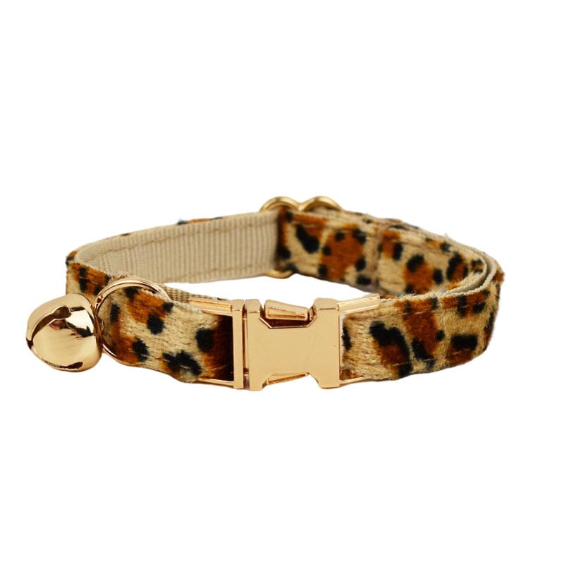 Collier pour chat en imitation léopard avec cloche dorée, conçu pour le confort et le style.