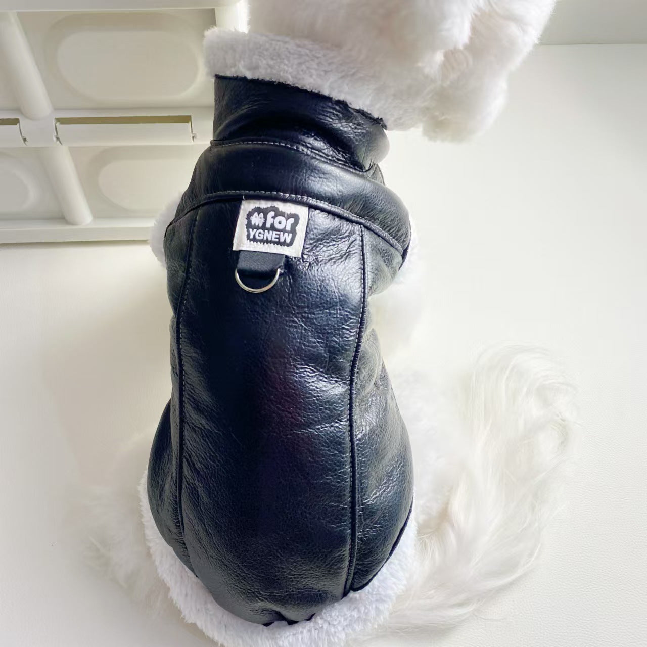 Veste douillette en fleece noire pour chien, idéale pour l'automne et l'hiver, avec doublure en laine douce.