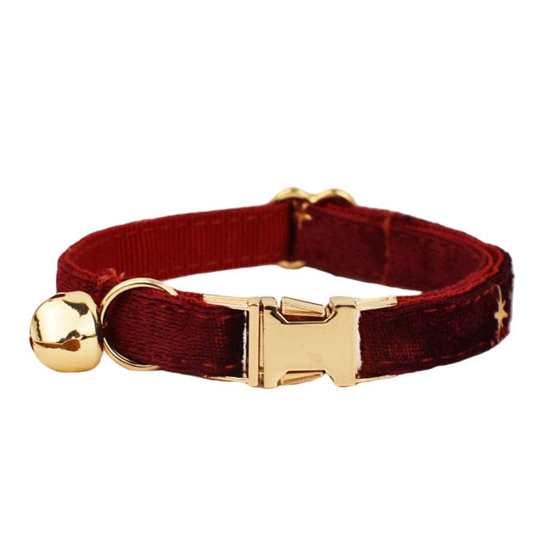 Collier pour chat en velours rouge avec cloche et boucle dorée, alliant style et confort.
