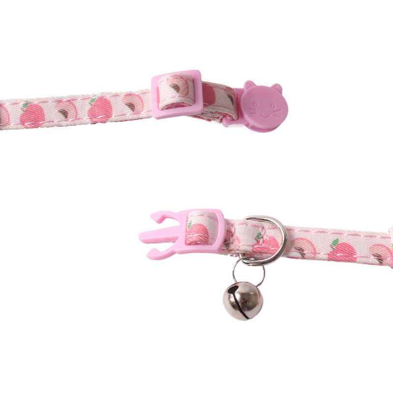 Collier coloré pour animaux avec motif de fraise et clochette, idéal pour chien ou chat, en coton biologique.