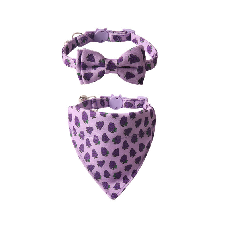 Collier coloré pour animaux de compagnie avec nœud papillon et bandana violet à motifs.