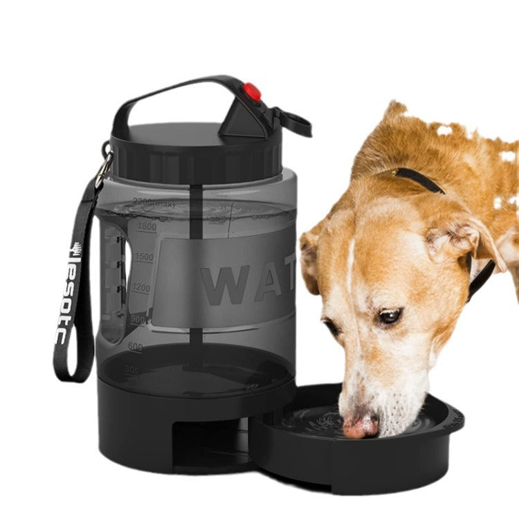 Bouteille d'eau grande capacité pour chiens avec un chien en train de boire, idéale pour balades et randonnées.