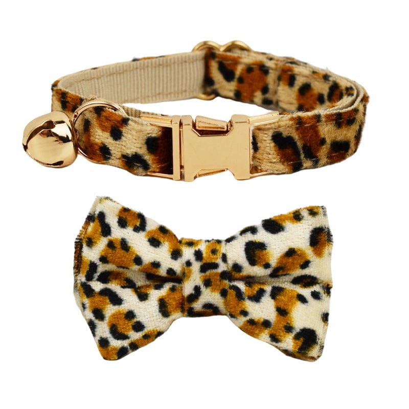 Collier pour chat en peluche léopard avec cloche dorée et nœud assorti, style élégant pour animaux.