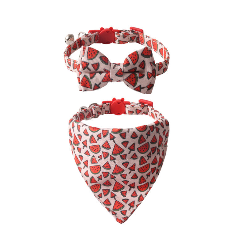 Collier coloré pour animaux de compagnie en motif pastèque, avec nœud papillon et bandana.