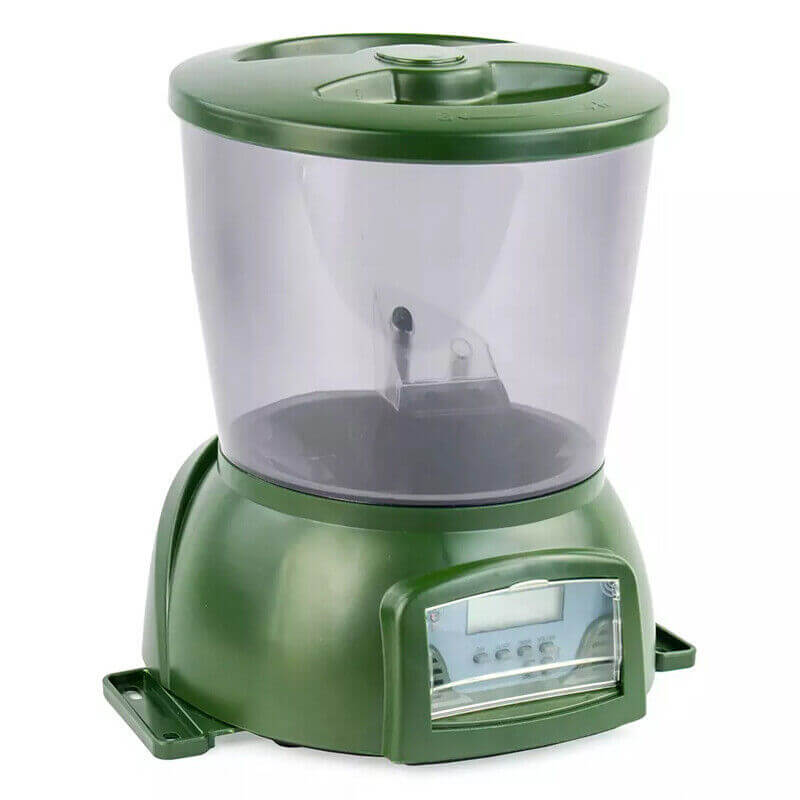 Distributeur automatique de nourriture pour poissons de bassin, couleur verte, avec écran de programmation.