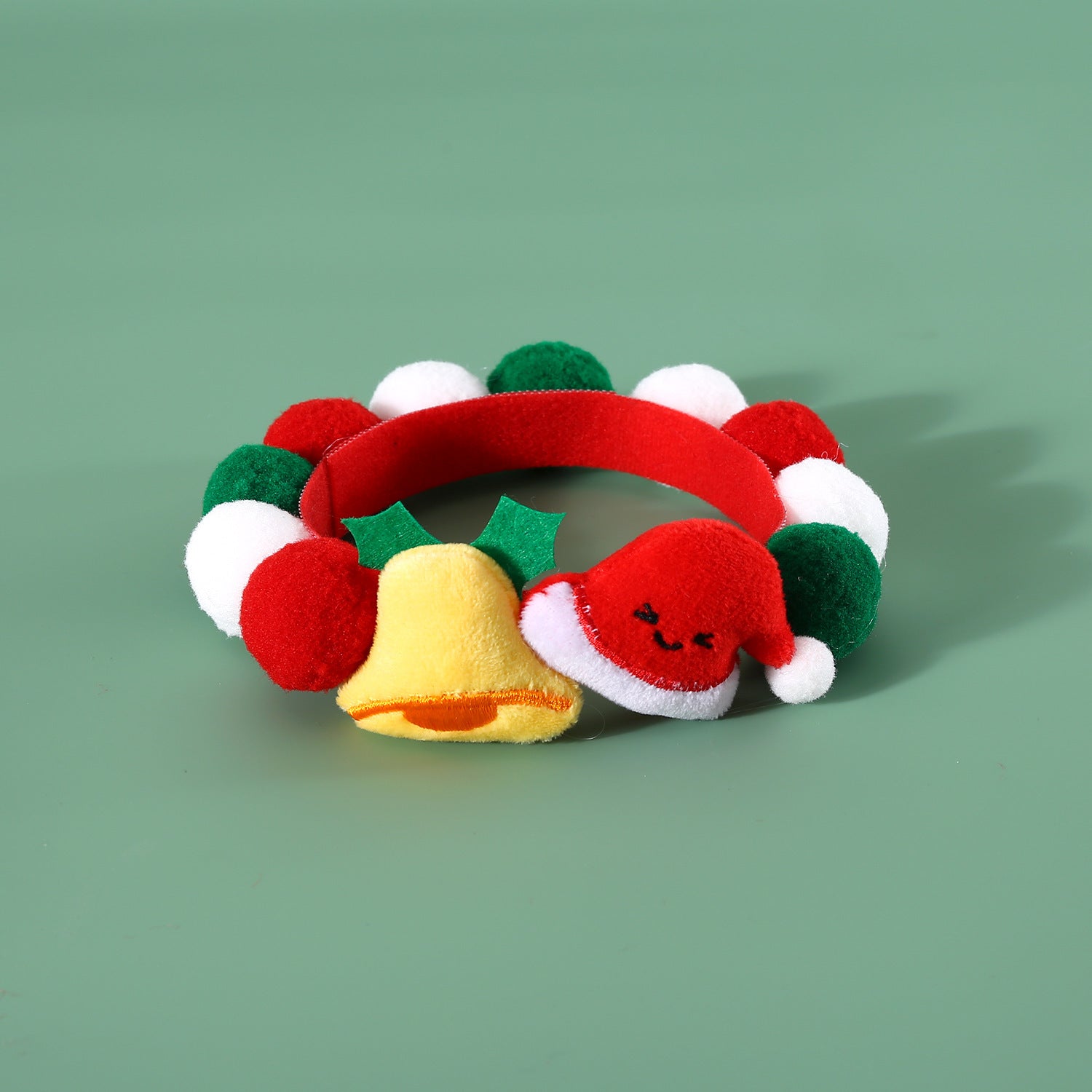 Collier en peluche Noël pour animaux, décoré de pompons colorés et de motifs festifs.