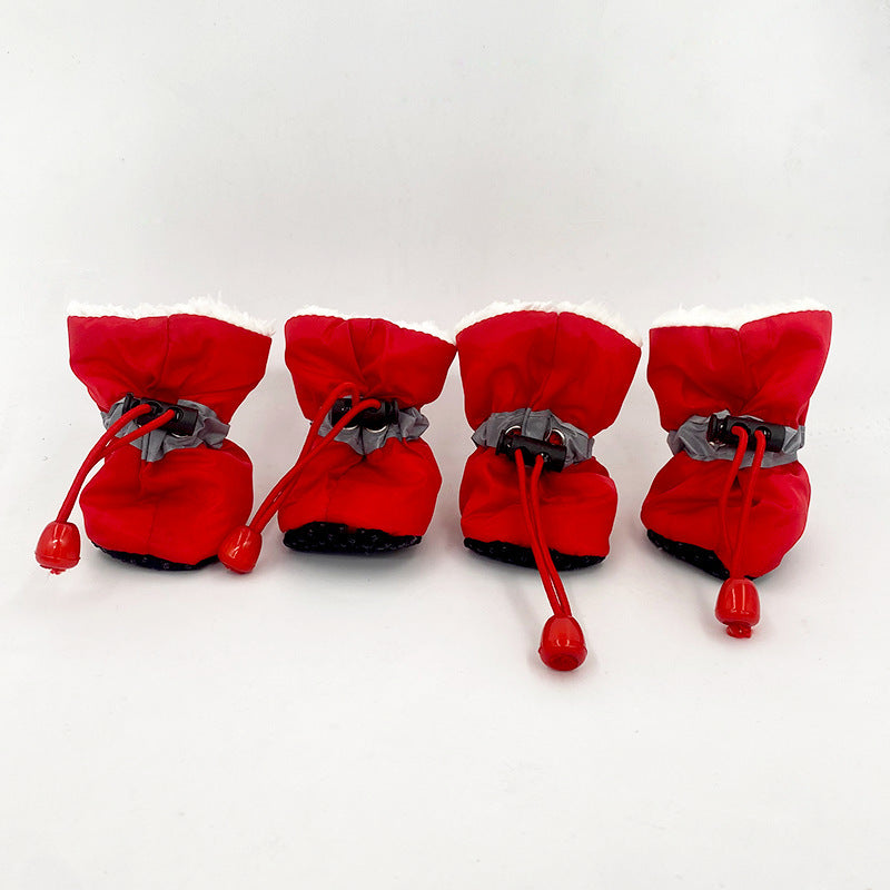 Chaussures imperméables et antichoc rouges pour chiens, conçues pour garder les pattes au chaud et protégées.