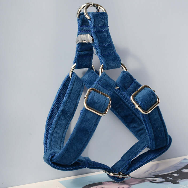 Harnais en flanelle pour chien avec boucle dorée, confortable et élégant, disponible en plusieurs tailles.