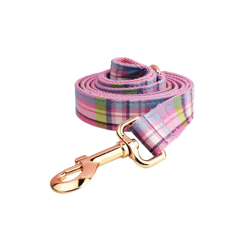 Laisse pour chien en tissu à carreaux colorés avec attache dorée, alliant style et confort.