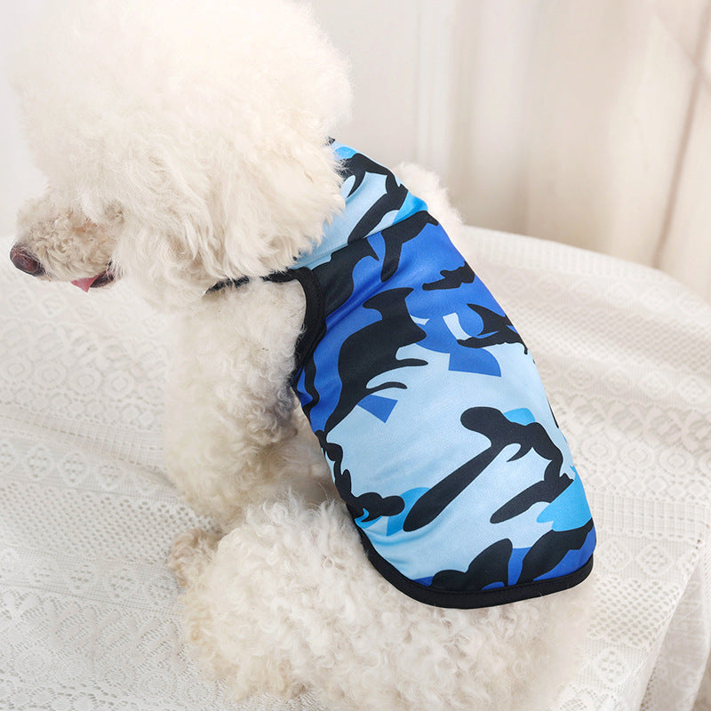 Veste camouflage pour chien en polyester léger, idéale pour le style et le confort des animaux.