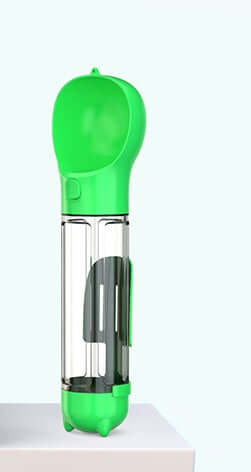 Bouteille d'eau multifonctionnelle verte pour animaux, idéale pour hydrater les chiens en extérieur.