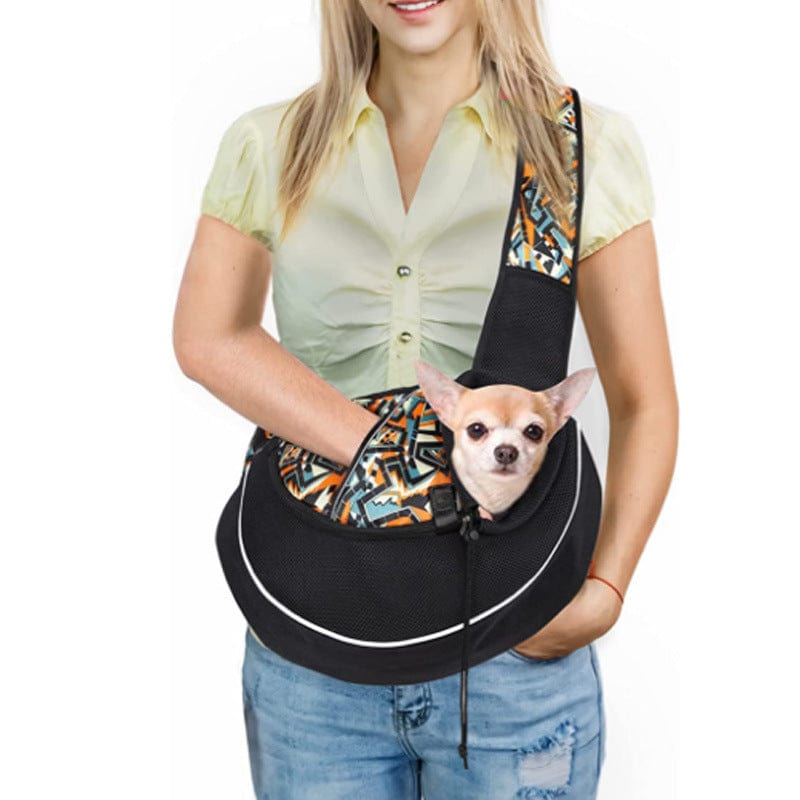 Femmes portant un sac à dos portable pour animaux avec un petit chien à l'intérieur, confortable et respirant.