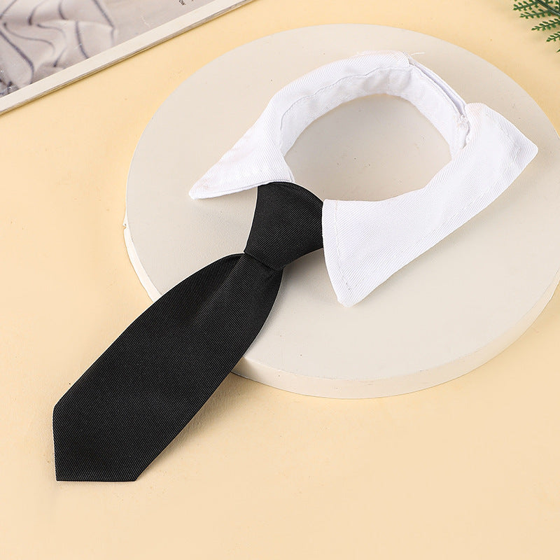 Nœud papillon pour chien avec col blanc et cravate noire, parfait pour les occasions spéciales.