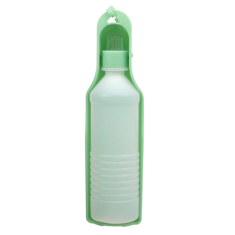 Fontaine à eau portable pour animaux avec bouteille déroulante et étui en silicone vert.