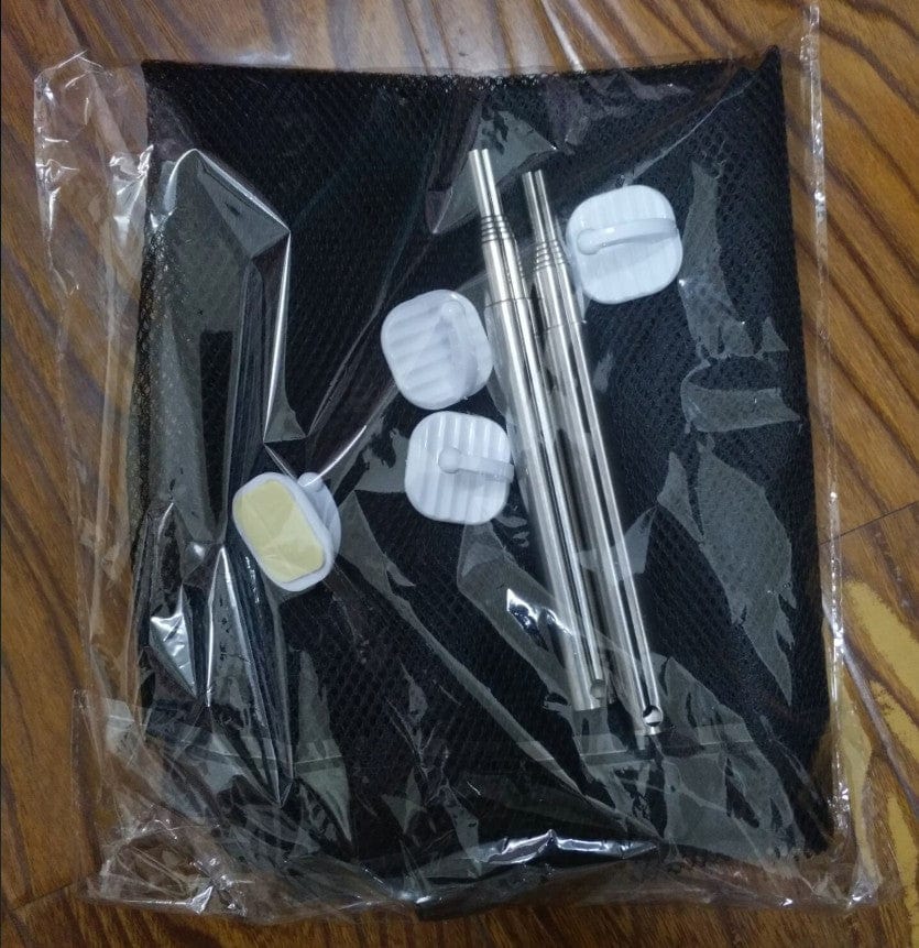 Pack d'outils en plastique et métallique dans un emballage transparent, incluant des accessoires variés.