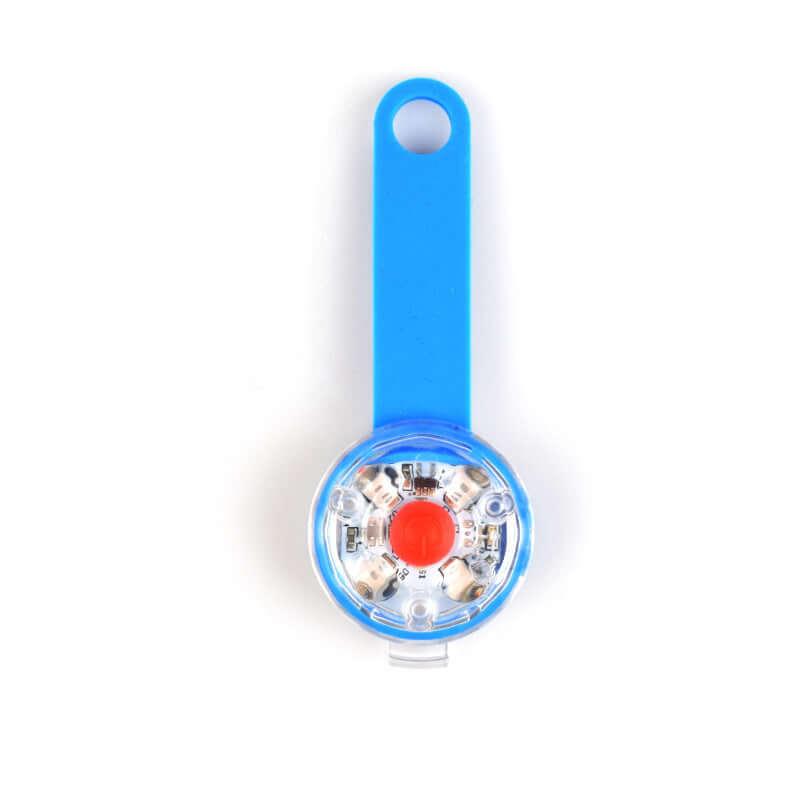 Pendentif lumineux bleu pour animaux de compagnie, idéal pour la sécurité lors des promenades nocturnes.