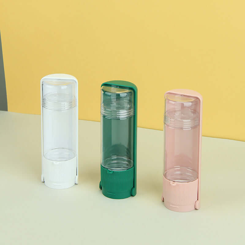 Bouteilles d'eau portables pour chiens et chats en blanc, vert et rose sur un fond jaune.