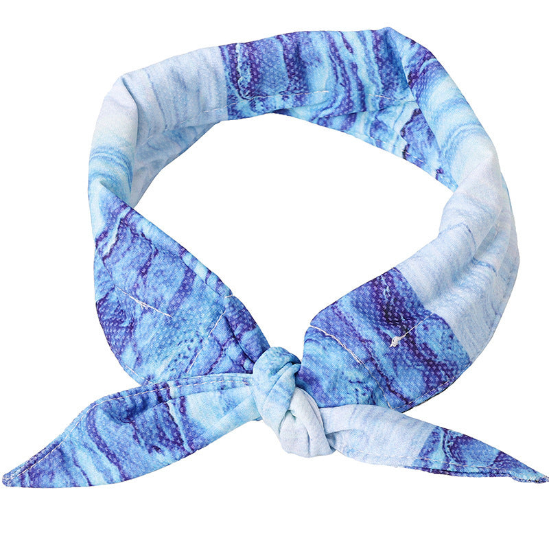 Écharpe rafraîchissante pour animaux en bleu apaisant, idéale pour soulager la chaleur estivale.
