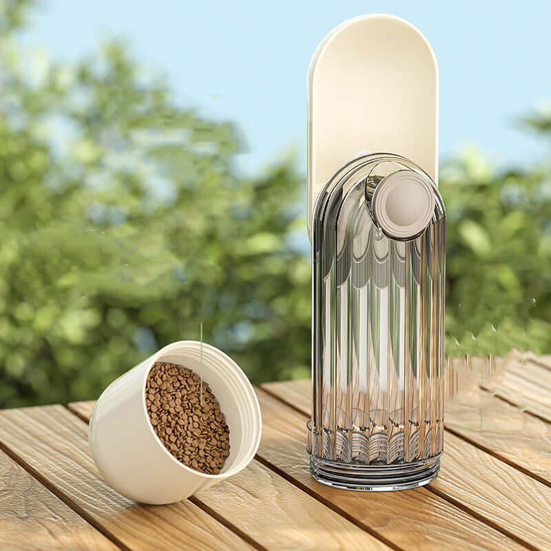 Gobelet d'eau pour animaux 2 en 1 vert sur une table en bois, idéal pour hydrater votre chien lors des promenades.
