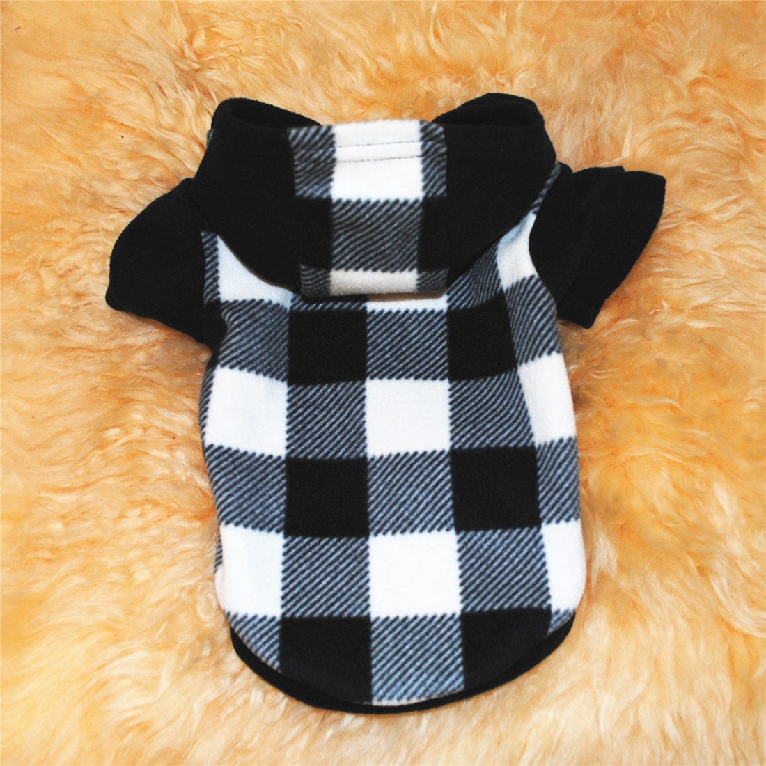 Vêtement à capuche en fleece noir et blanc à carreaux pour chien, parfait pour l'hiver et le confort.