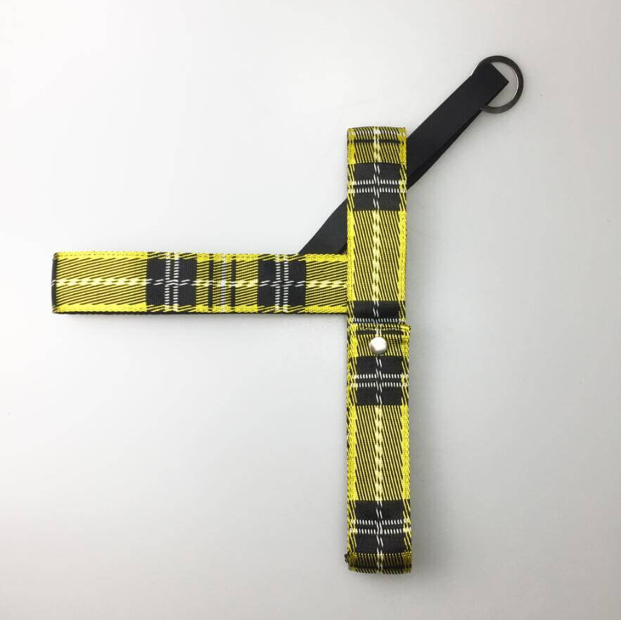 Harnais réglable en nylon jaune et noir pour chien, alliant confort et sécurité pour vos promenades.