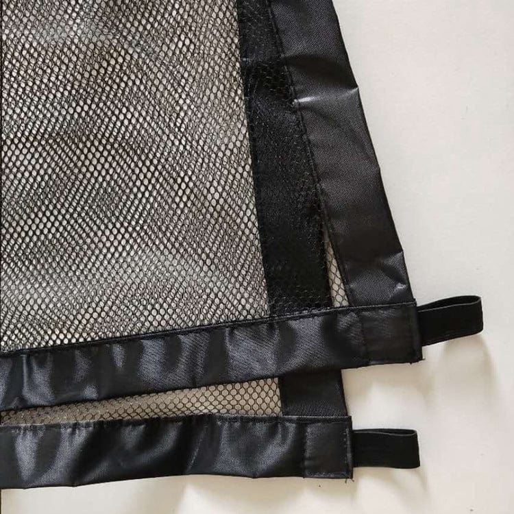 Détails de la clôture isolante pliable portable pour chiens, en filet noir avec bords en tissu.