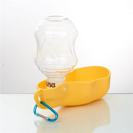 Distributeur d'eau en plastique jaune pour animaux avec bouteille et support pratique pour le transport.