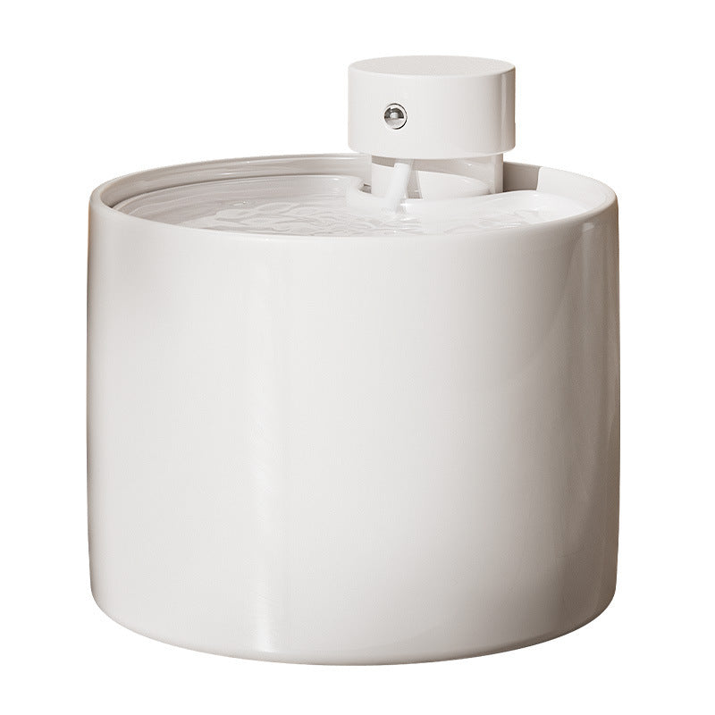 Distributeur d'eau intelligent en céramique pour chats, assurant une hydratation fraîche et propre.