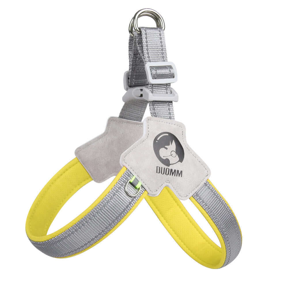 Harnais pour chien respirant et réfléchissant en gris et jaune, conçu pour le confort et la sécurité des animaux.