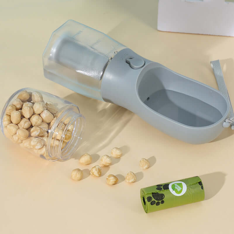 Gobelet d'eau portable 3-en-1 pour animaux avec conteneur à nourriture et sac à déchets.