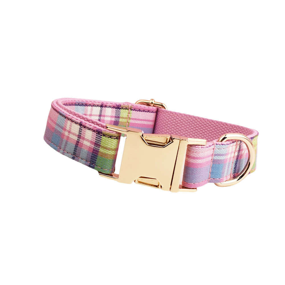 Collier pour chien en tissu doux, style coloré avec fermoir doré, parfait pour le confort et la sécurité de votre animal.