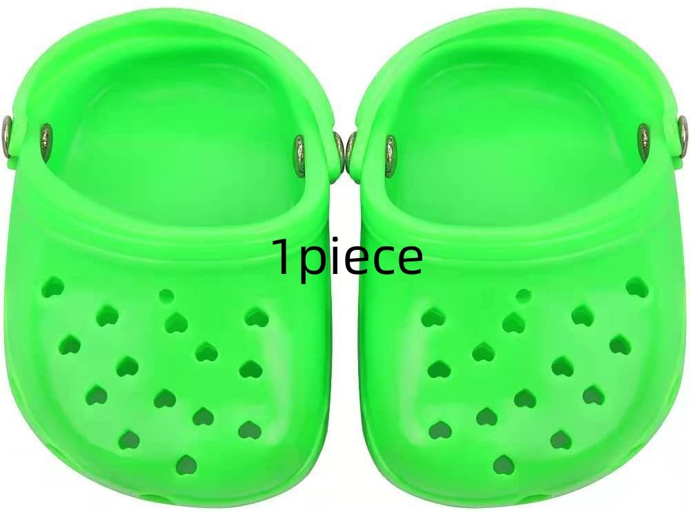 Chaussures pour chien en silicone vert avec trous en forme de coeur, résistantes à l'usure, légères et confortables.