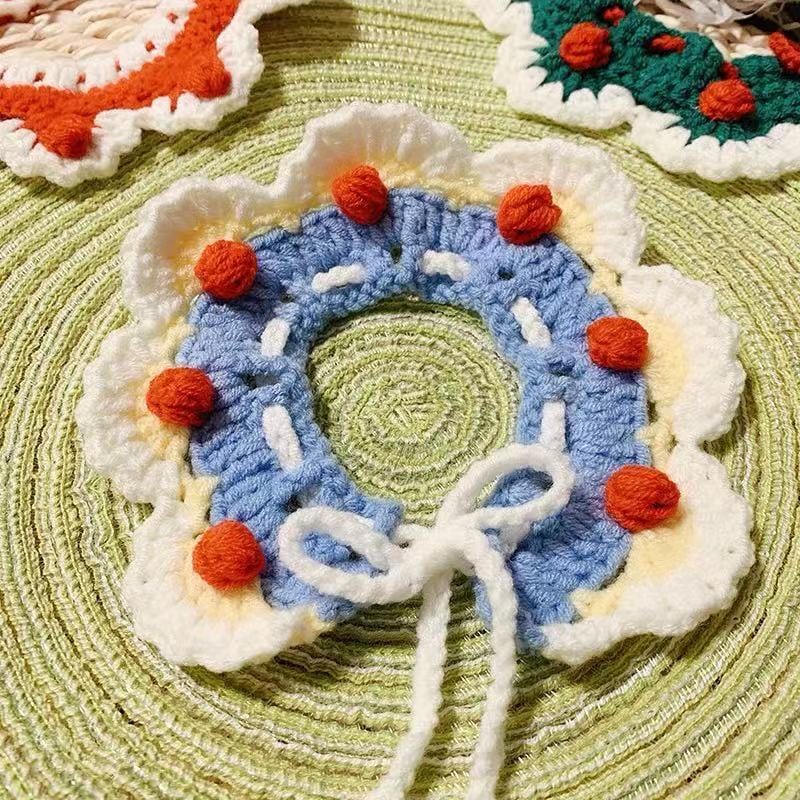 Écharpe en tricot colorée avec motifs floraux pour animaux, idéale pour un style adorable et chaleureux.