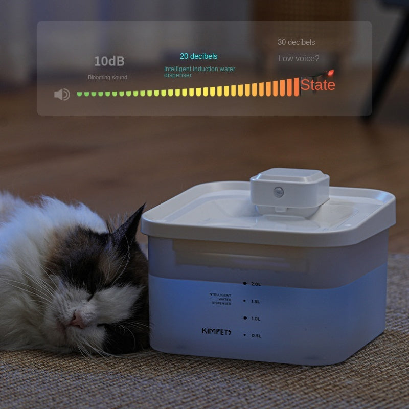 Distributeur d'eau automatique pour chats à faible bruit, avec indication de niveau sonore et chat endormi à proximité.