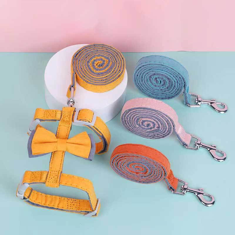 Laisse I-shaped en coton coloré pour chat, disponible en jaune, orange, rose et bleu, avec harnais élégant.
