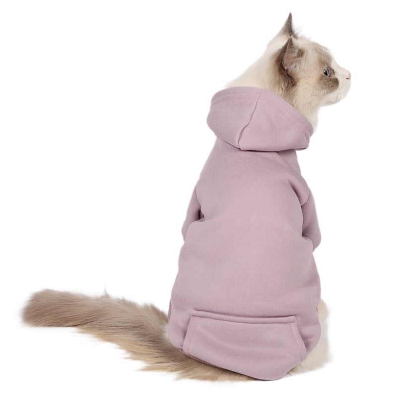 Chat portant un pull en fleece rose avec capuche, offrant confort et style pour animaux.