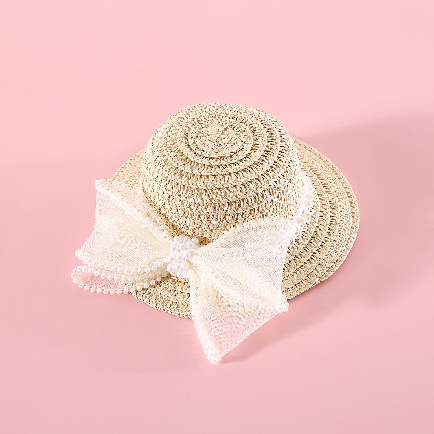 Chapeau en paille pour chat avec nœud en perles, élégant et léger, parfait pour les occasions spéciales.