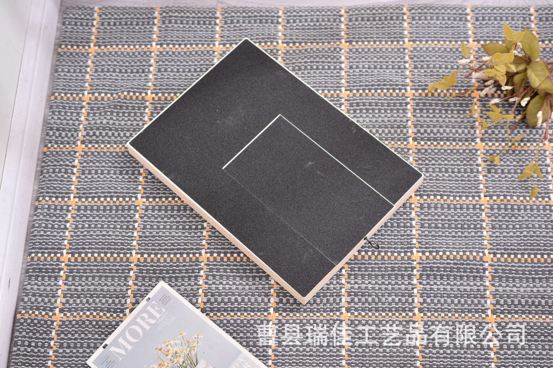 Planche à ongles en bois solide pour chien, couleur noire, idéale pour un intérieur moderne.