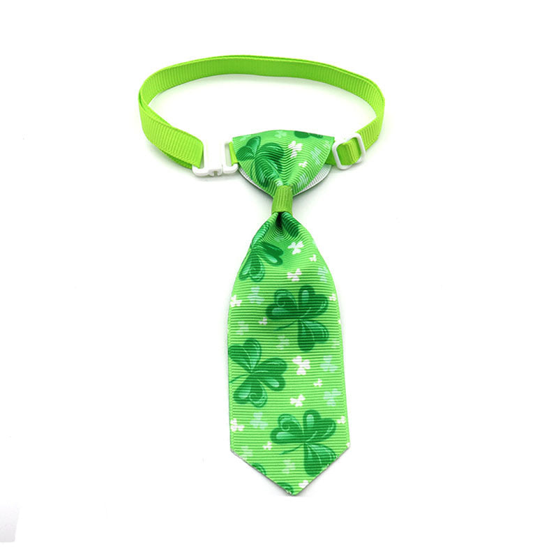 Cravate verte à motifs de trèfle pour animaux de compagnie, idéale pour la Saint-Patrick et les fêtes.