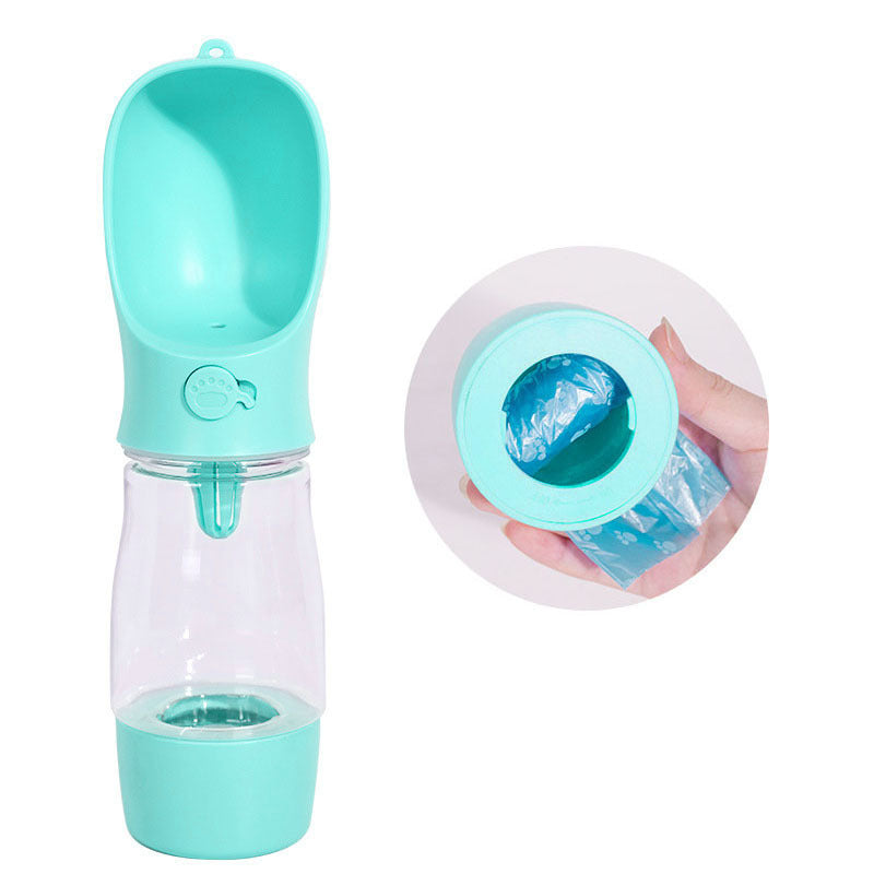 Gourde pour chien avec abreuvoir intégré, parfaite pour les promenades et l'hydratation des animaux en extérieur.