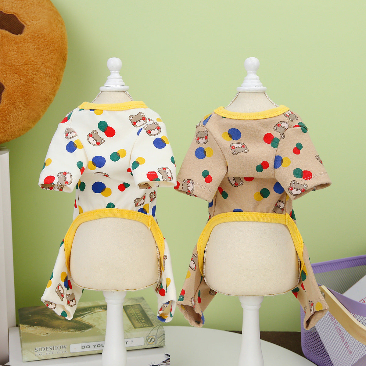 Vêtements colorés pour chiens Ballon Ours en coton biologique, disponibles en styles à pois beige et blanc.