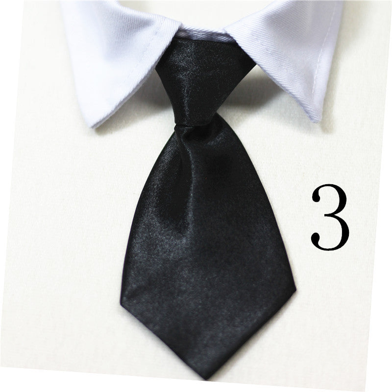 Nœud papillon noir en satin sur chemise blanche, accessoire élégant pour chiens et chats.