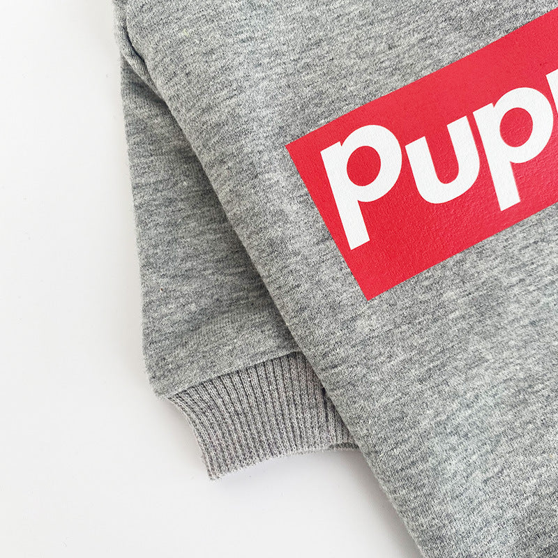 Pull en coton pour chien gris avec logo rouge, design décontracté et confortable pour animaux.
