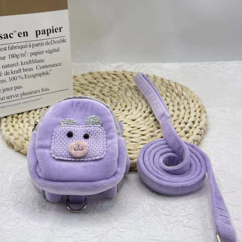 Sac à dos pour animaux violet avec harnais et laisse, idéal pour le confort de votre chien ou chat.