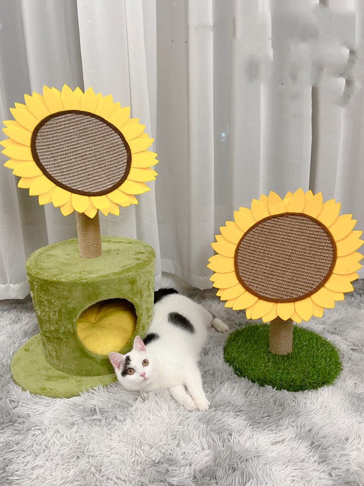Arbre à gratter vertical en sisal en forme de fleurs pour chats avec un chat allongé à côté.