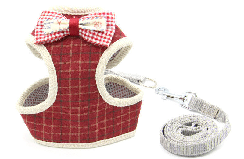 Harnais de traction pour chat en motif écossais rouge avec nœud papillon et laisse assortie.